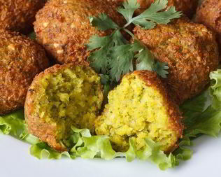 Котлетки из нута и овощей на листовой зелени