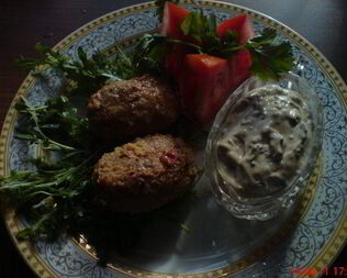 Котлетки с паприкой и соусом из бальзамического уксуса