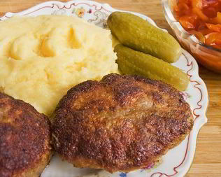 Котлеты из домашнего фарша в сухарях