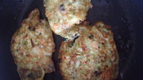 котлеты из цуккини с копченными мидиями