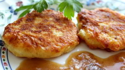 Котлеты картофельные с грибной подливкой