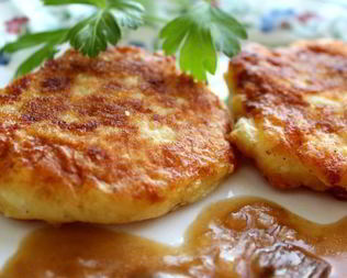 Котлеты картофельные с грибной подливкой
