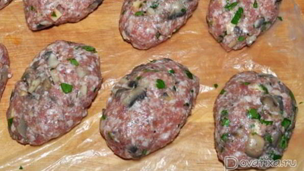 котлеты мясные с грибами и сыром