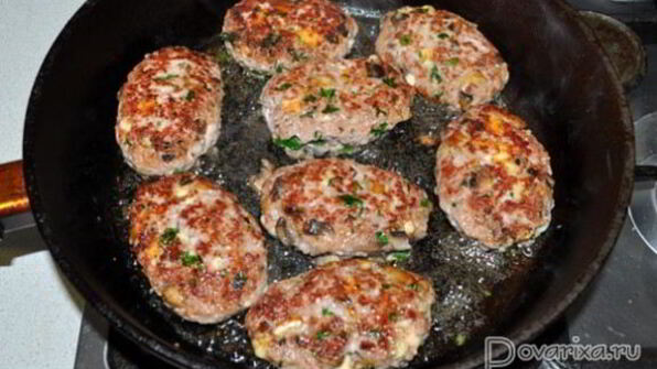 котлеты мясные с грибами и сыром