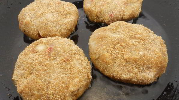 куриные котлеты с баклажанами, грибами и сладким перцем