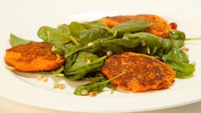 Морковные котлетки с салатом из молодого шпината