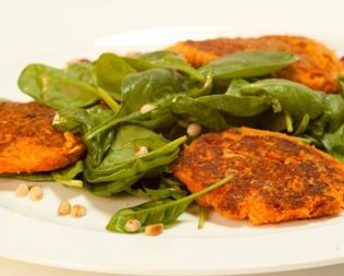 Морковные котлетки с салатом из молодого шпината