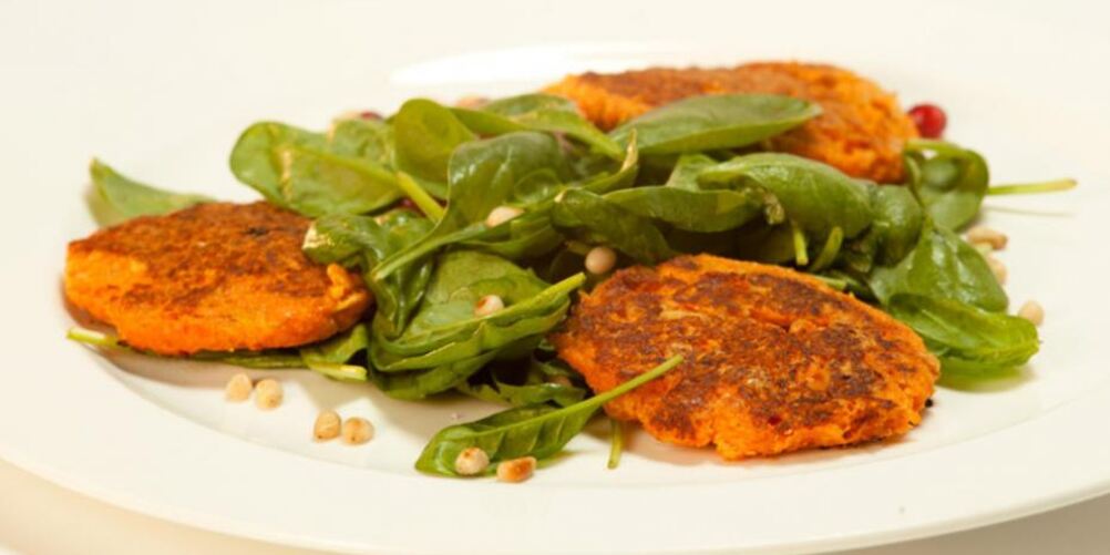 Рецепт морковные котлетки с салатом из молодого шпината