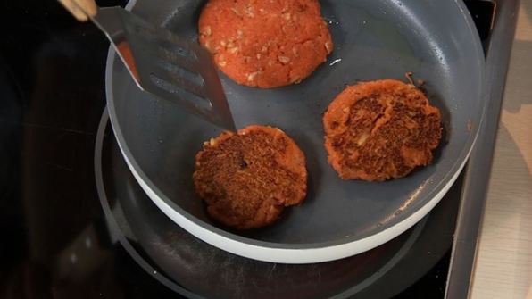 морковные котлетки с салатом из молодого шпината