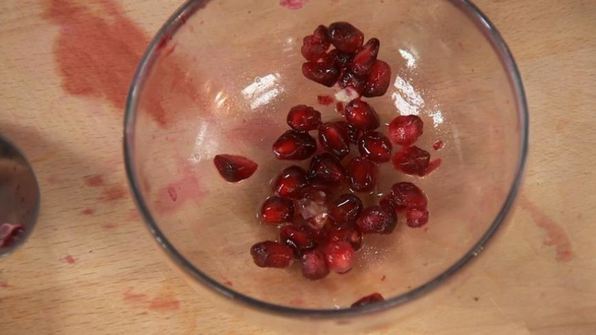 морковные котлетки с салатом из молодого шпината