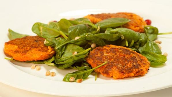 морковные котлетки с салатом из молодого шпината