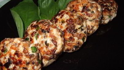 Рубленые куриные котлеты с грибами и зеленым базиликом