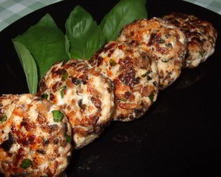 Рубленые куриные котлеты с грибами и зеленым базиликом