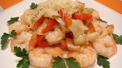 Лапша паппарделле с креветками и сладким перцем