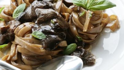 Лапша с белыми грибами на оливковом масле