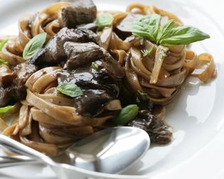 Лапша с белыми грибами на оливковом масле