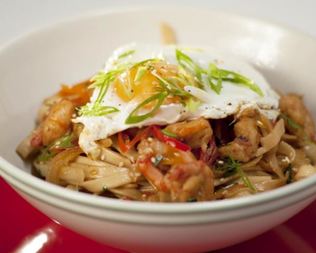 Лапша с креветками, овощами и яйцом