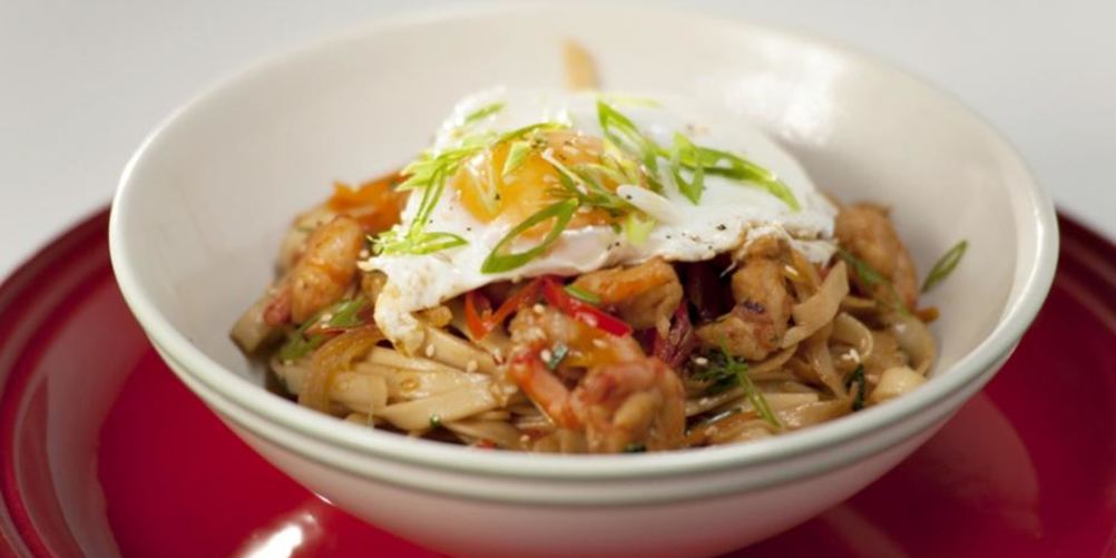 Рецепт лапша с креветками, овощами и яйцом