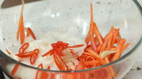 лапша с креветками, овощами и яйцом