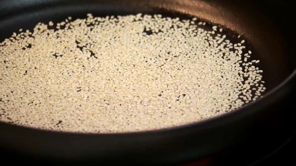 лапша с креветками, овощами и яйцом