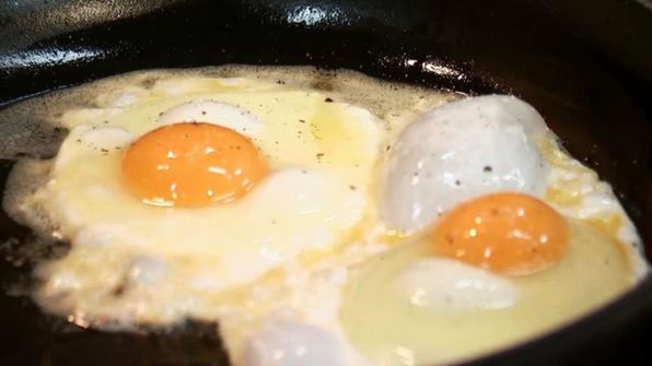 лапша с креветками, овощами и яйцом