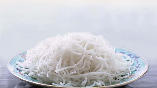 лапша с курицей и овощами в воке