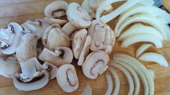 лапша с курицей и овощами в воке