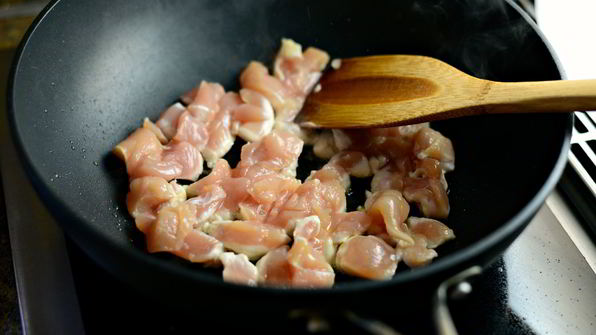 лапша с курицей и овощами в воке