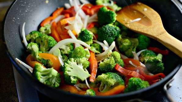 лапша с курицей и овощами в воке