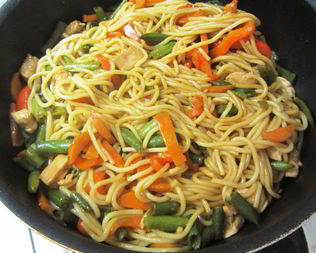 Лапша с курицей, овощами и соевым соусом