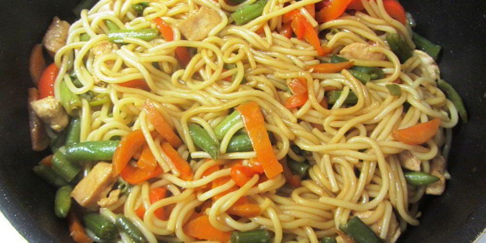 Рецепт лапша с курицей, овощами и соевым соусом