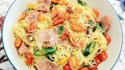 Лапша с сосисками, помидорами и зеленым чили перцем