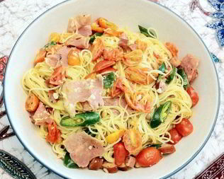 Лапша с сосисками, помидорами и зеленым чили перцем