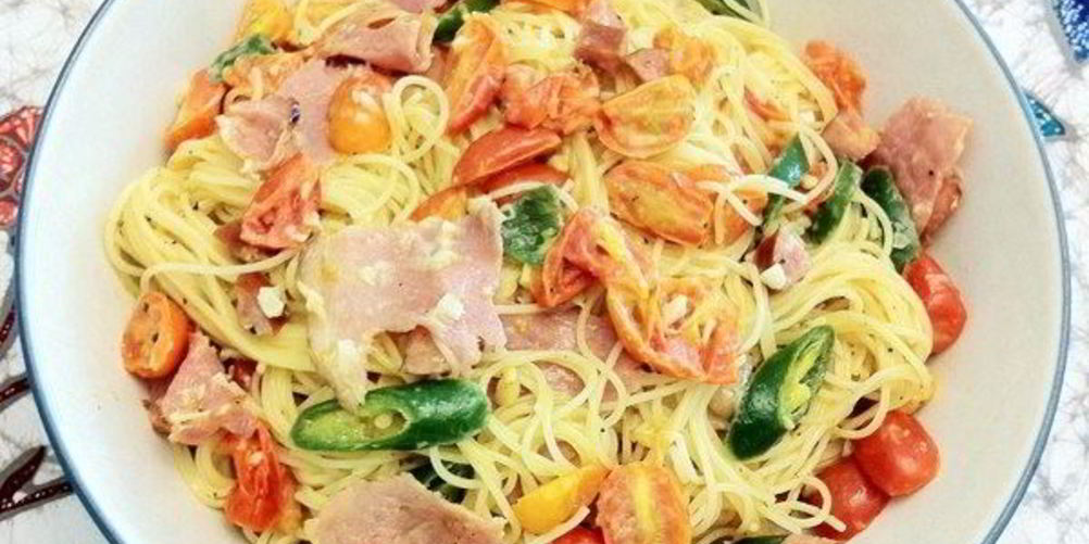 Рецепт лапша с сосисками, помидорами и зеленым чили перцем