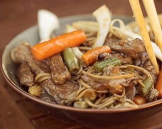 Лапша с соусом терияки и овощами