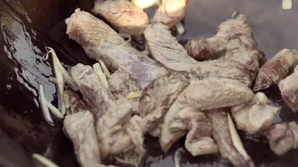 лапша с соусом терияки и овощами