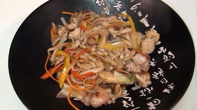 Лапша удон с курицей и овощами