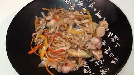 Лапша удон с курицей и овощами