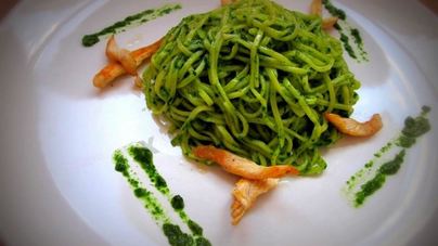 Лапша в зеленом шпинатном соусе