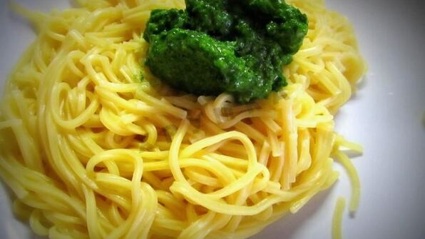 лапша в зеленом шпинатном соусе