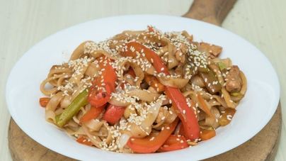 Лапша вок с курицей и кабачками
