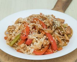 Лапша вок с курицей и кабачками