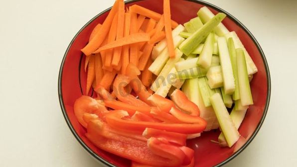 лапша вок с курицей и кабачками