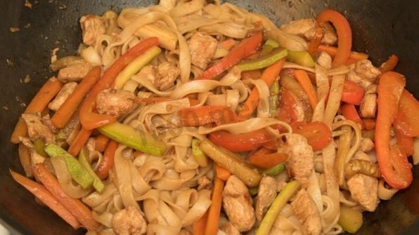 лапша вок с курицей и кабачками