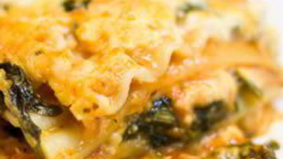 Лазанья с козьим сыром, шпинатом и соусом песто