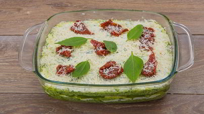 Овощная лазанья из цукини с рикоттой и соусом песто