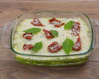 Овощная лазанья из цукини с рикоттой и соусом песто