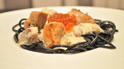 Черная паста в сливочном соусе с лососем и красной икрой