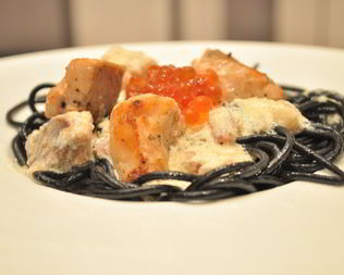 Черная паста в сливочном соусе с лососем и красной икрой