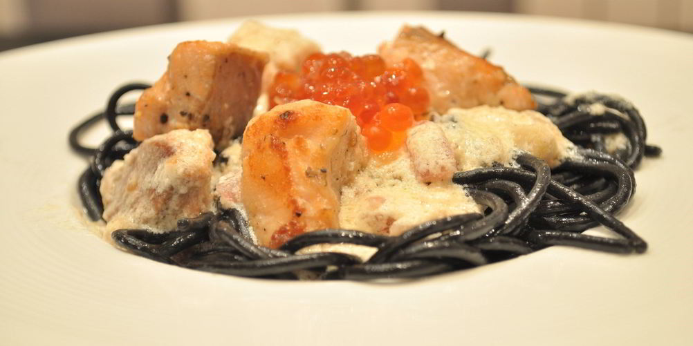 Рецепт черная паста в сливочном соусе с лососем и красной икрой